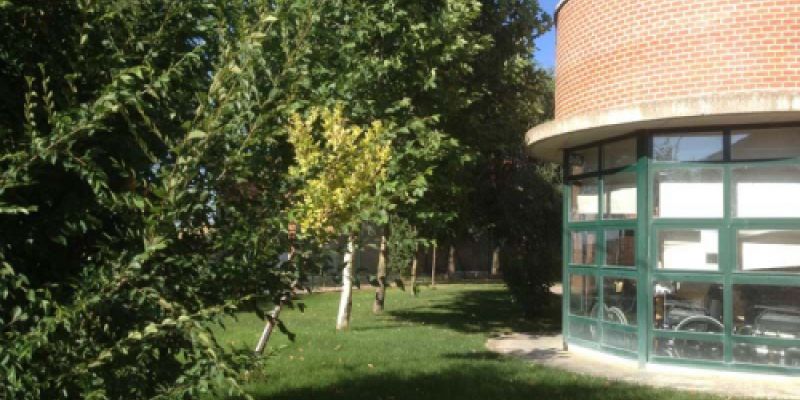 Exterior del centro en Autilla con el edifico a un lado y la arboleada al otro Exterior del centro en Autilla con el edifico a un lado y la arboleada al otro
