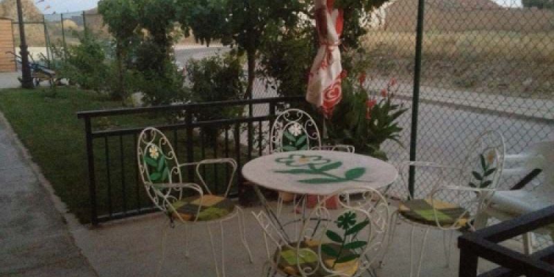 Terracita exterior con mesas en zona ajardinada Terracita exterior con mesas en zona ajardinada