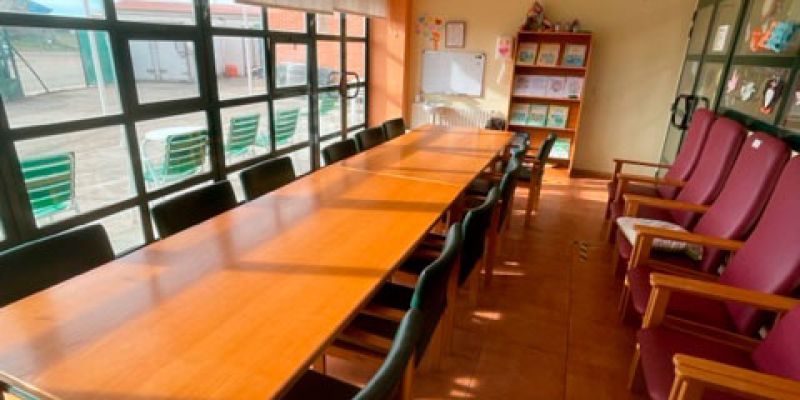 Sala de actividades para internos muy iluminada y con una mesa grande en el centro Sala de actividades para internos muy iluminada y con una mesa grande en el centro