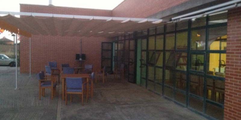 Terraza exterior del edificio con mesas para el uso de la de los residentes Terraza exterior del edificio con mesas para el uso de la de los residentes